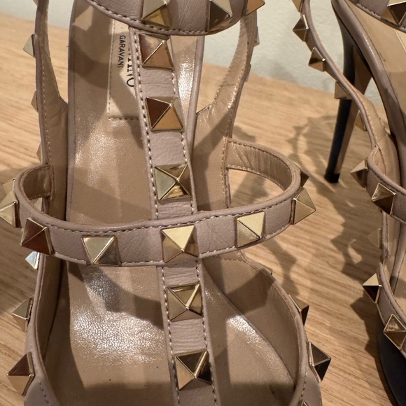 Valentino Garavani Navy and Beige Rockstud Pointed-Toe Strappy Pumps - Picture 15 of 16